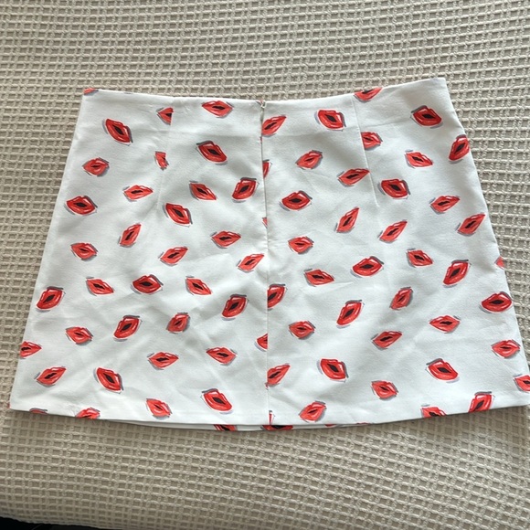 Zara White Mini Skirt with Red Lips Print - Picture 3 of 5